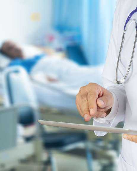 Врач проводит обследование пациенту в палате